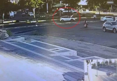 Diyarbakır&rsquo;da lise &ouml;ğrencisini hayattan koparan kaza g&uuml;venlik kamerasına b&ouml;yle yansıdı
