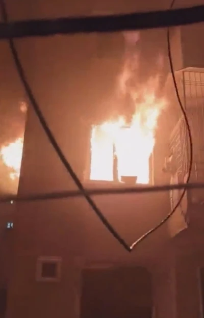 Diyarbakır&rsquo;da metruk bina alevlere teslim oldu
