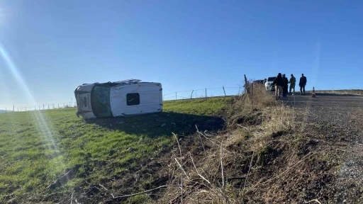 Diyarbakır&rsquo;da &ouml;ğrenci servisi devrildi: 9 yaralı
