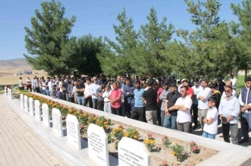 Diyarbakır&rsquo;da PKK&rsquo;nın 31 yıl &ouml;nce katlettiği 2&rsquo;si &ccedil;ocuk 10 kişi anıldı