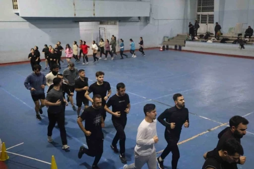 Diyarbakır&rsquo;da polis olma hayali taşıyan aday adayları ter d&ouml;k&uuml;yor
