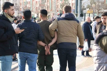 Diyarbakır&rsquo;da polise taş attığı tespit edilen 200&rsquo;e yakın kişi g&ouml;zaltına alındı
