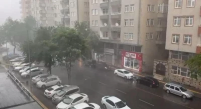 Diyarbakır&rsquo;da sağanak etkili oldu, l&uuml;ks otomobil devrilen ağacın altında kaldı
