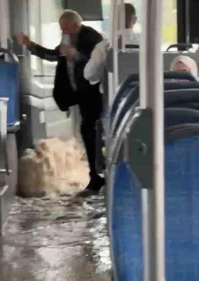 Diyarbakır&rsquo;da sağanak yağış nedeniyle biriken su halk otob&uuml;s&uuml;ne taştı
