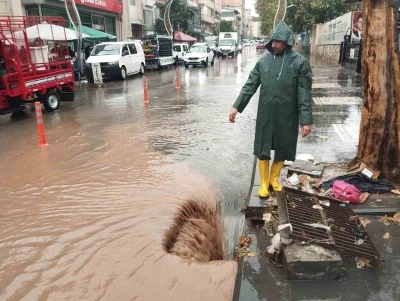 Diyarbakır&rsquo;da sağanak yağış yolları g&ouml;le &ccedil;evirdi