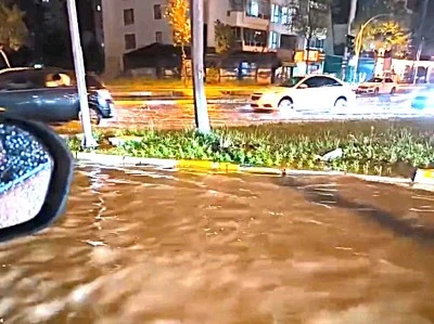 Diyarbakır&rsquo;da sağanak yolları g&ouml;le &ccedil;evirdi