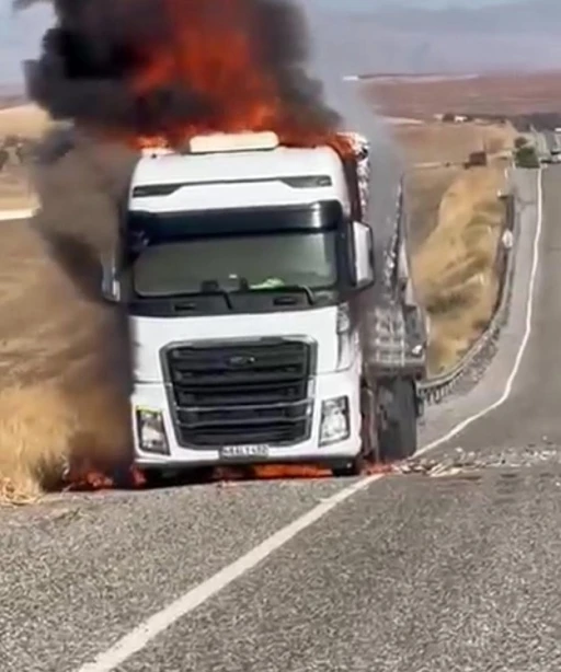 Diyarbakır&rsquo;da saman y&uuml;kl&uuml; tır alevlere teslim oldu
