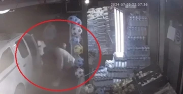 Diyarbakır&rsquo;da silahlı yumruklu kavga g&uuml;venlik kamerasına yansıdı
