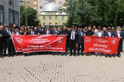 Diyarbakır&rsquo;da &rsquo;Uluslararası Aile G&uuml;n&uuml;&rsquo;nde kortej y&uuml;r&uuml;y&uuml;ş&uuml; ger&ccedil;ekleştirildi
