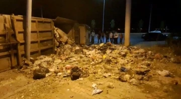 Diyarbakır&rsquo;da virajı alamayan &ccedil;&ouml;p kamyonu devrildi: 1 yaralı
