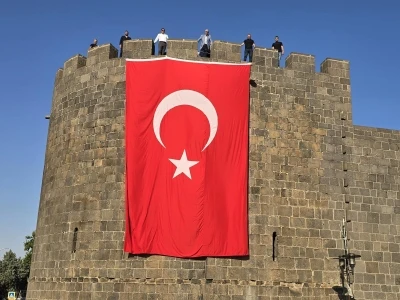 Diyarbakır surlarına T&uuml;rk bayrakları asıldı