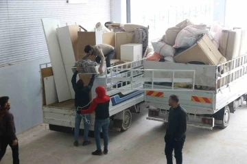 Diyarbakırlı iş adamı, ara&ccedil; ve depolarını depremzedelerin hizmetine a&ccedil;tı
