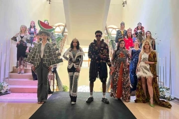 Diyarbakırlı kadınların defile g&ouml;sterisi g&ouml;z kamaştırdı
