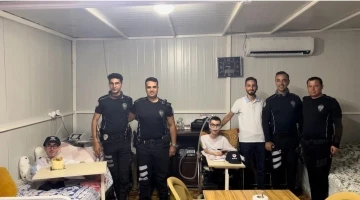 DMD hastası gencin doğum g&uuml;n&uuml;n&uuml; kutlayan polisler g&ouml;n&uuml;lleri fethetti
