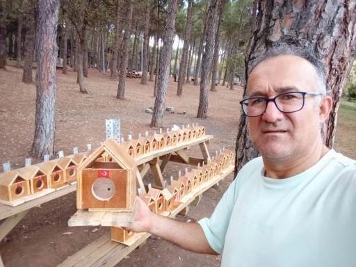 Doğa dostu emekli asker atık tahtalardan kuşlar i&ccedil;in yuva yaptı
