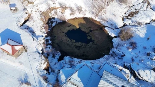 Doğa harikası g&ouml;l yosunla kaplandı
