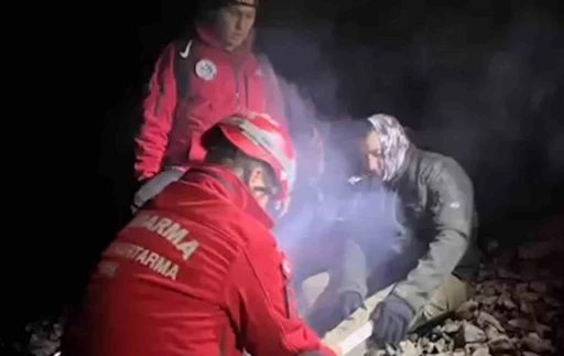Doğa y&uuml;r&uuml;y&uuml;ş&uuml; sırasında ayağı kırıldı, jandarmanın helikopterli operasyonuyla kurtarıldı
