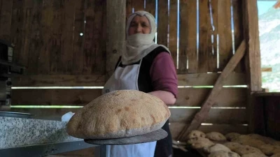 Doğallığın tadı Tortum Şelalesi&rsquo;nde
