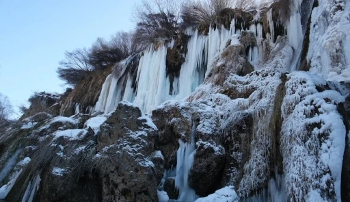 Doğanın g&ouml;rsel sanatı Girlevik Şelalesi buz tuttu
