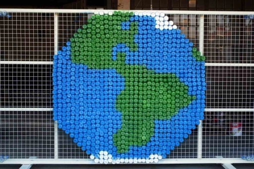 Doğaya atılan binlerce pet şişeyi toplayıp d&uuml;nya haritası oluşturdular
