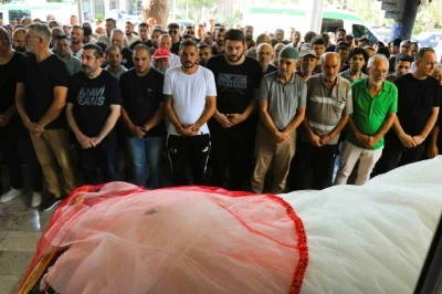 Doğum g&uuml;n&uuml; faciasında &ouml;len gen&ccedil; kız son yolculuğuna al duvaklı gelinlikle uğurlandı