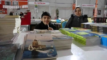 Doğuştan engelli yazar, kitap fuarının g&ouml;zdesi oldu
