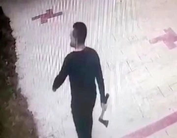 Yine ev sahibi kiracı kavgası! Doktor evden &ccedil;ıkmayan kiracısına baltayla saldırdı