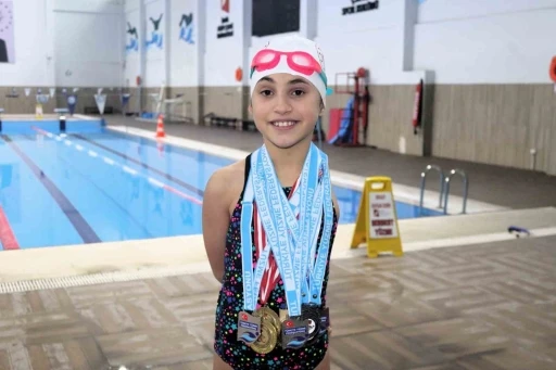Doktorlar &rsquo;Spor yapamaz&rsquo; dedi, paralimpik y&uuml;z&uuml;c&uuml; Miray T&uuml;rkiye şampiyonu oldu
