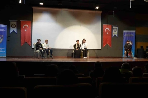 Dolandırıcılık tuzakları tiyatro sahnesinde: &Ccedil;ocuklardan anlamlı ders
