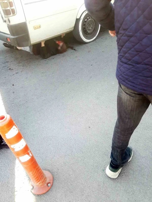 Dolmuş şof&ouml;r&uuml; aracından inen yolcuları ezdi
