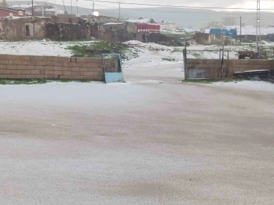 Dolu yağışı Kars&rsquo;ı beyaza b&uuml;r&uuml;d&uuml;
