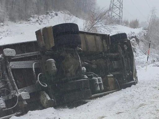 Domani&ccedil;-İneg&ouml;l karayolunda tır kazası: 2 yaralı
