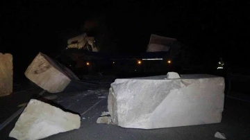 Domates y&uuml;kl&uuml; tır, mermer y&uuml;kl&uuml; tırla &ccedil;arpıştı 4 kişi yaralandı
