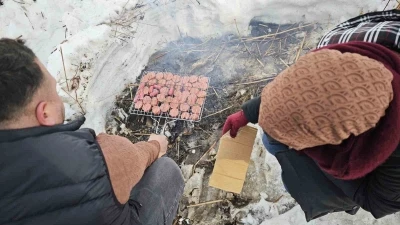 Donan Nazik G&ouml;l&uuml; &uuml;zerinde sucuk ekmek keyfi