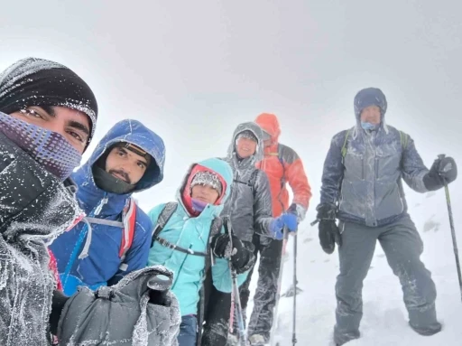 Dondurucu soğukta Ağrı Dağı&rsquo;nda zirve tırmanışı

