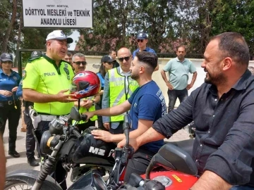 D&ouml;rtyol&rsquo;da motosiklet s&uuml;r&uuml;c&uuml;lerine kask dağıtıldı

