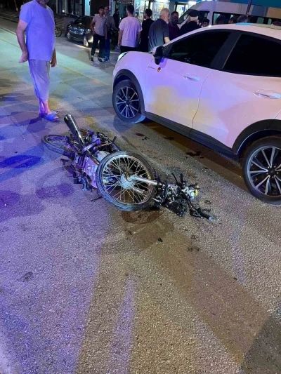 D&ouml;rtyol&rsquo;da otomobille &ccedil;arpışan motosiklet hurdaya d&ouml;nd&uuml;: 1&rsquo;i ağır 2 yaralı
