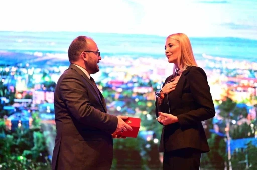 DOSABSİAD Başkanı Nil&uuml;fer &Ccedil;evikel&rsquo;e anlamlı &ouml;d&uuml;l