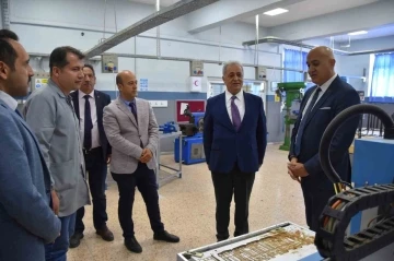 DOSTEK&rsquo;i &ouml;ğrencilerle buluşan Daire Başkanı Alpay; &ldquo;Mesleğinize ve kazanımlarınıza sahip &ccedil;ıkın&rdquo;
