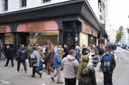 D&ouml;viz b&uuml;rosu şehirde tek kalınca &ouml;n&uuml;nde kuyruk oluştu
