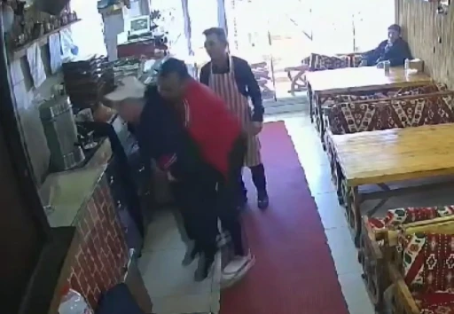 Down sendromlu vatandaşı heimlich manevrası kurtardı: O anlar g&uuml;venlik kamerasına yansıdı
