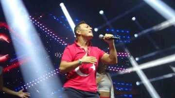 Dowtown&rsquo;da 30 Ağustos coşkusu Mustafa Sandal ile kutlandı