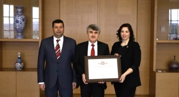 DP&Uuml; Engelsiz &Ouml;ğrenci Birimine ge&ccedil;en yıl kazandığı belge ve bayraklar teslim edildi
