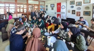 DP&Uuml; KSBMYO &ouml;ğrencileri engelsiz hobi at&ouml;lyesinde
