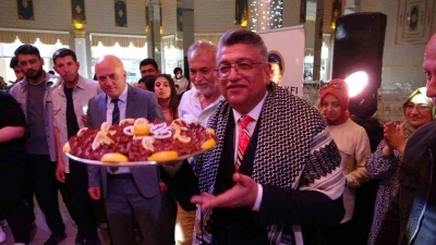 DP&Uuml; Rekt&ouml;r&uuml;, &ouml;ğrencilerle &ccedil;iğ k&ouml;fte yoğurdu, halay &ccedil;ekti
