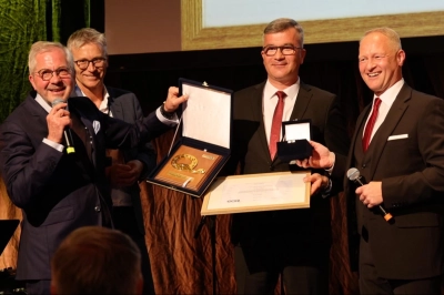 Dr. &Ouml;mer &Ouml;zkan, Avrupa&rsquo;nın Kalite Zirvesine Adını Yazdıran İlk T&uuml;rk Y&ouml;netici Oldu