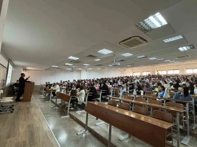 Dr. Yıldırım: "T&uuml;rkiye&rsquo;de bireylerin internette vakit ge&ccedil;irme s&uuml;resi 7.6 saat"

