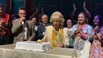 Duayen tiyatrocu G&ouml;ksel Kortay&rsquo;a unutulmayacak 60&rsquo;ıncı yıl kutlaması
