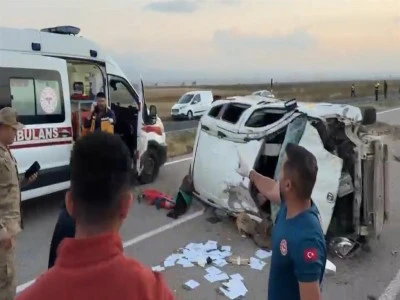 D&uuml;ğ&uuml;n davetiyesi g&ouml;t&uuml;rd&uuml;kleri ara&ccedil; takla attı; 3'&uuml; &ccedil;ocuk 6 yaralı
