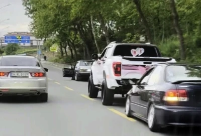 D&uuml;ğ&uuml;n konvoyunda akıl almaz g&ouml;r&uuml;nt&uuml;
